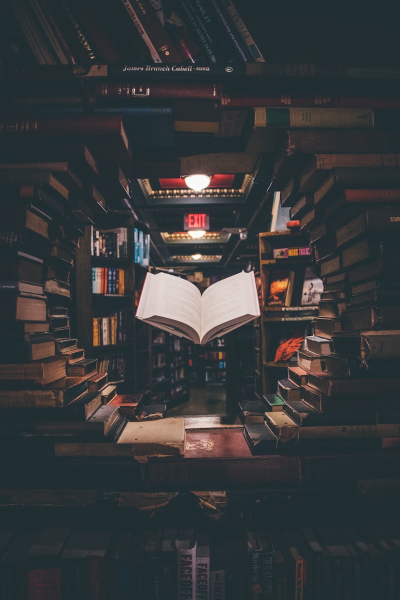 Libros y apuntes de estudio sobre una mesa