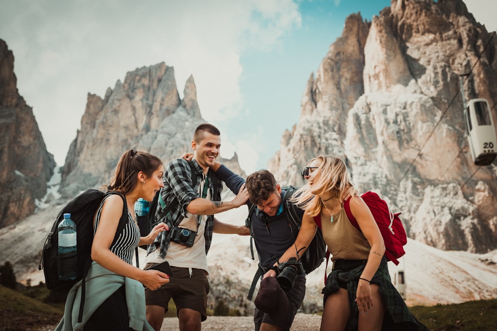 Grupo de personas compartiendo camino: la comunidad que sostiene