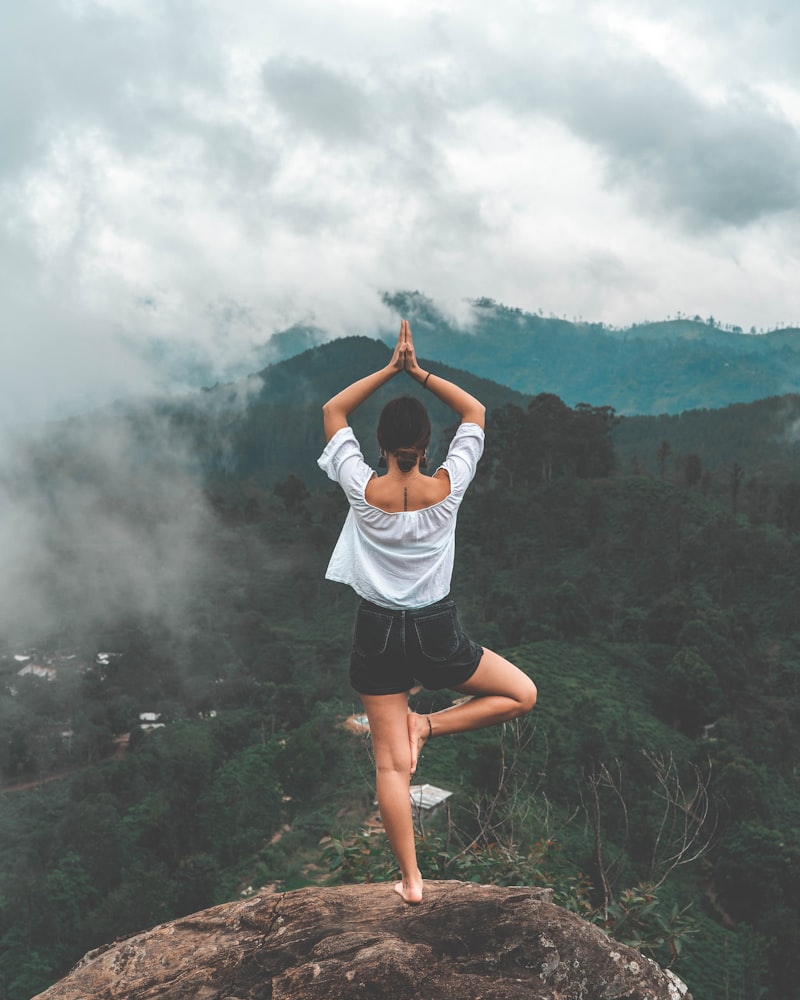 Persona respirando con calma en plena naturaleza
